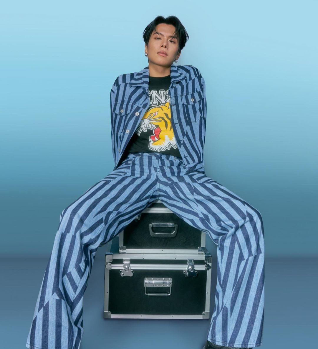 glennyqh_'s tweet photo. Recently, I dived into the captivating story of KENZO “East Meets West” singer, highlighting the fashion house’s fusion of Eastern and Western cultures from my own angle. ✨
#KENZOSG #KENZOEASTMEETSWEST #KENZOPACE https://t.co/H692Zx8SRh