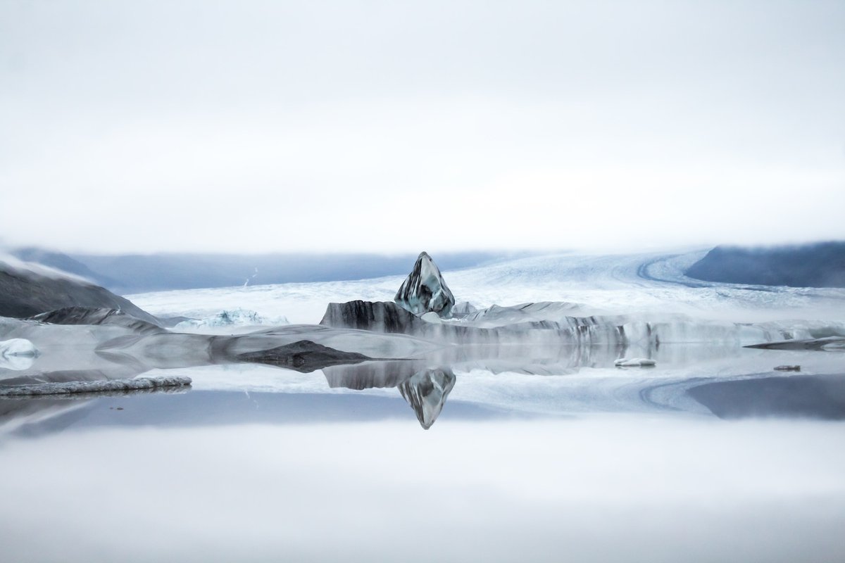 Mirror reflections at Jökulsárlón - where glacial beauty meets tranquil waters. An invitation to lose yourself in the ethereal charm of Iceland's wonders. 🌬️❄️🌊