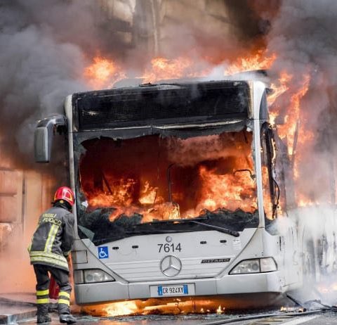 AngeloBonelli1's tweet photo. Una manovra economica che taglia i servizi pubblici e che finanzia per 12 mld€ il #pontesullostretto di #Messina mentre il trasporto pubblico e’ in ginocchio in Italia. Una scelta immorale fatta da irresponsabili https://t.co/6dJxdxrRH2