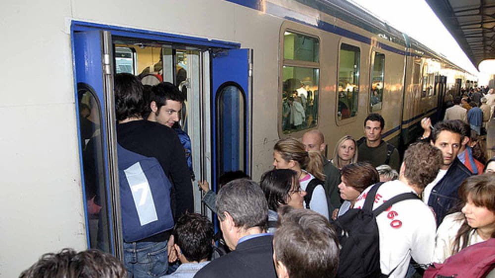 AngeloBonelli1's tweet photo. Una manovra economica che taglia i servizi pubblici e che finanzia per 12 mld€ il #pontesullostretto di #Messina mentre il trasporto pubblico e’ in ginocchio in Italia. Una scelta immorale fatta da irresponsabili https://t.co/6dJxdxrRH2