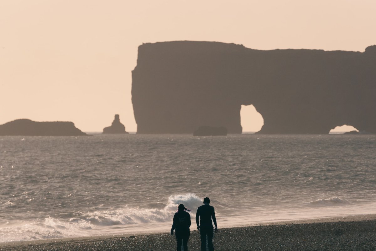 two wanderers and the vastness of Iceland's raw coastlines. Nature's art in silhouette, and every moment feels epic. 🌊🌄