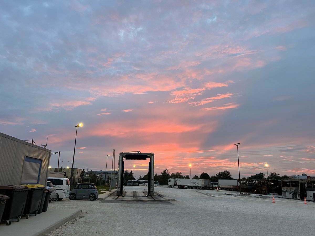 ProCarsProvins's tweet photo. Un joli coucher de soleil sur notre dépôt de la ZAC de Provins ! #transport #voyage #tourisme #autocar #autocariste https://t.co/tP8toAFshg