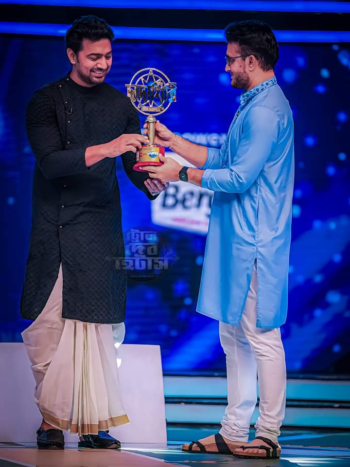 DevianAmar's tweet image. দাদাগিরির মঞ্চে বাঙালির দুই প্রিয় দাদা ❤️😍 
.
.
শিরায় শিরায় রক্ত .... আমরা দাদার ভক্ত 💥🔥
.
#SuperstarDEV
#BaghaJatin
#দাদাগিরি
#দাদা
#Tdhofficial