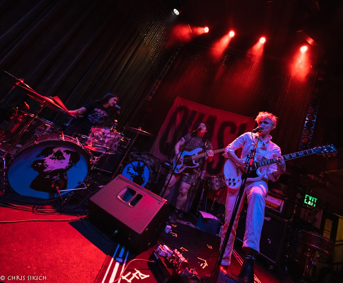 MAGNETMagazine's tweet photo. Quasi (@subpop) and #BatFangs (@DonGiovanniRecs) at @johnnybrendas. #Quasi spread out that old-time rock ‘n’ roll over 22 songs, and @batfangsband just get radder and riffier with every performance. By #MJFine; photos by #ChrisSikich (@countfeed): https://t.co/VlGZNm0NsL https://t.co/FOQ2xgBeHs