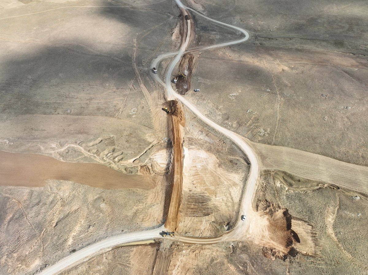 Agriozelidare's tweet image. 1⃣ ❝Güvenli ulaşım için çalışıyoruz...❞  
 
📍#Hamur ilçemize bağlı #Kılıç köyü yolunun virajlı yerlerinde güzergah değiştirme çalışmamız tamamlandı.