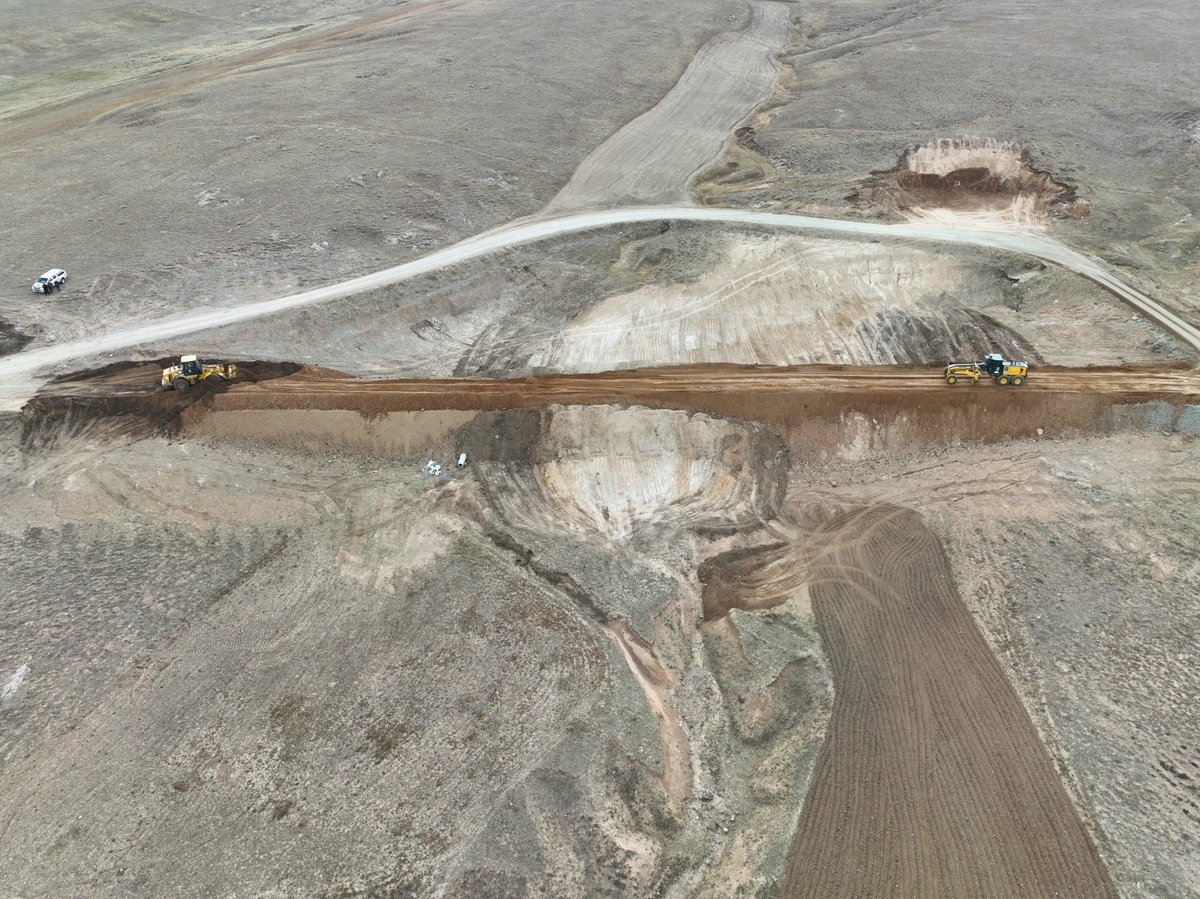 Agriozelidare's tweet image. 1⃣ ❝Güvenli ulaşım için çalışıyoruz...❞  
 
📍#Hamur ilçemize bağlı #Kılıç köyü yolunun virajlı yerlerinde güzergah değiştirme çalışmamız tamamlandı.