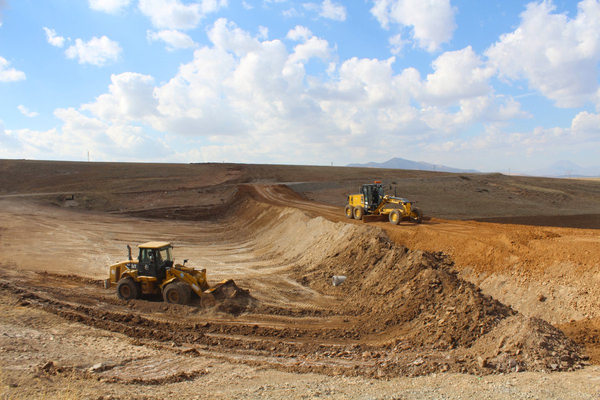 Agriozelidare's tweet image. 1⃣ ❝Güvenli ulaşım için çalışıyoruz...❞  
 
📍#Hamur ilçemize bağlı #Kılıç köyü yolunun virajlı yerlerinde güzergah değiştirme çalışmamız tamamlandı.