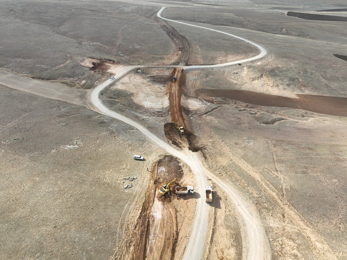 Agriozelidare's tweet image. 1⃣ ❝Güvenli ulaşım için çalışıyoruz...❞  
 
📍#Hamur ilçemize bağlı #Kılıç köyü yolunun virajlı yerlerinde güzergah değiştirme çalışmamız tamamlandı.