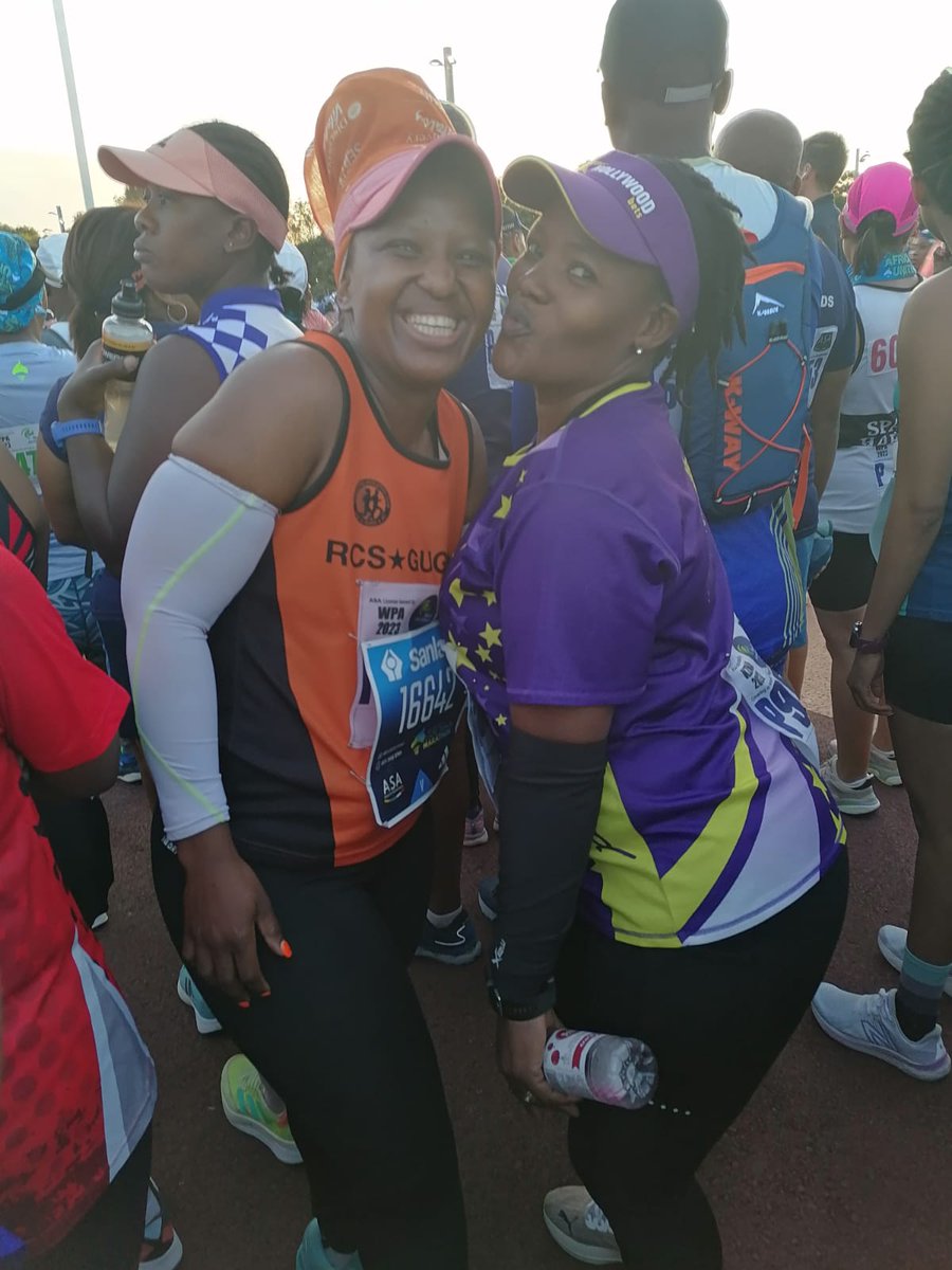 uSisi_'s tweet photo. Was so happy when I met da beautiful @ninibunu yeste. Wud hev luved 2 meet da other champs from this family. We got kicked out of da 6H30, 6H00 n 5H30 bus. They said we were 2 noisy. #SlowRunners were represented. Next yr we r going  4 5H00🐌🐌🐌 #FetchYourBody2023 @CTMarathon https://t.co/mAbP2g30rK