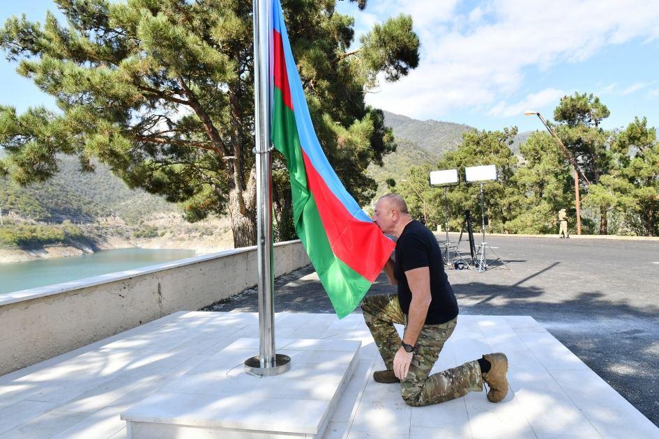 TurklukSesi's tweet photo. 20 sürdü ama 
Verdiği sözü tutdu
Bu gün türk bayrağı #xankəndi ndə dalğalanır
#əliyev sağ ol https://t.co/qb6TDsVPhr