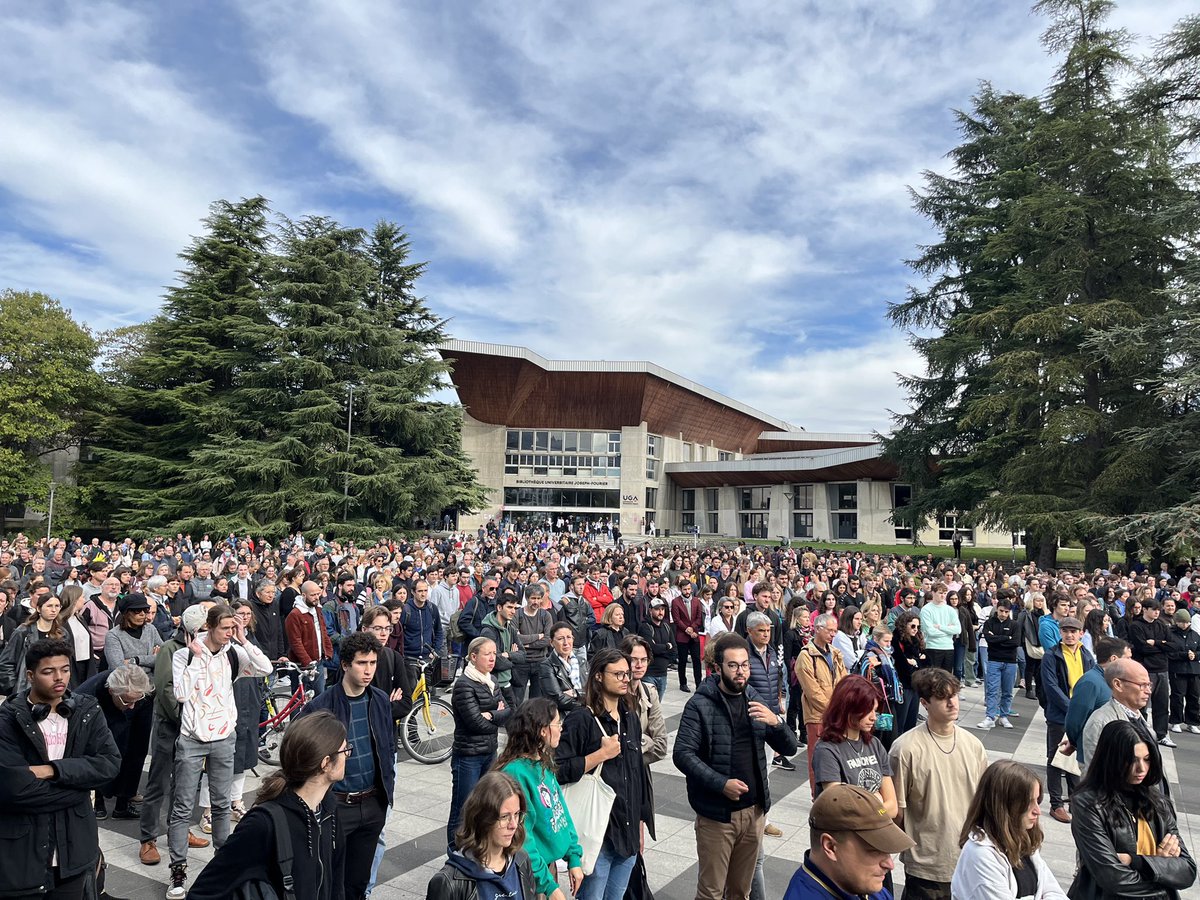 UGrenobleAlpes's tweet photo. Les étudiants et personnels de l'UGA rendent hommage à Dominique Bernard, ainsi qu'aux autres membres de la communauté éducative attaqués le 13/10/2023. 
L’Université doit rester un rempart contre l’obscurantisme et le fanatisme.
https://t.co/3CnOy9hXDv https://t.co/6ZOwihe8ft