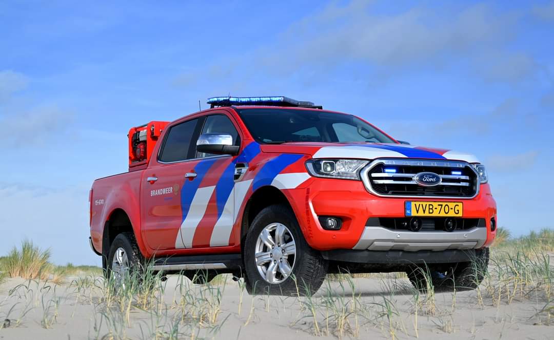 Verkenningsvoertuig terreinvaardig natuurbrandbestrijding is zijn volledige naam...3 van deze voertuigen zijn onlangs in gebruik genomen bij de Veiligheidsregio Haaglanden en die van Monster pronkt nu al in onze Brandweer Kalender 2024!  brandweerkalender.com/product/127062…