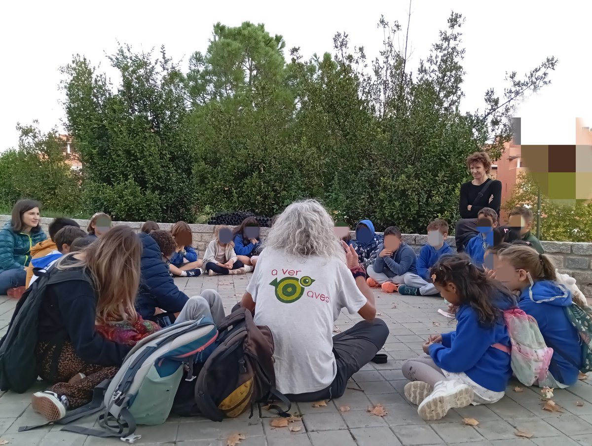 AverAves's tweet photo. Aquí seguimos, con #PájarosDeCalle, que une aves y arte en #Carabanchel, en un trabajo conjunto con el @ceiplopedevega, @AFA_LopeDeVega y @Ecosistema_ISO.
El alumnado de 3°B está atento a lo que contamos, pero también a lo que canta un petirrojo. https://t.co/9ideyaJ1Ey