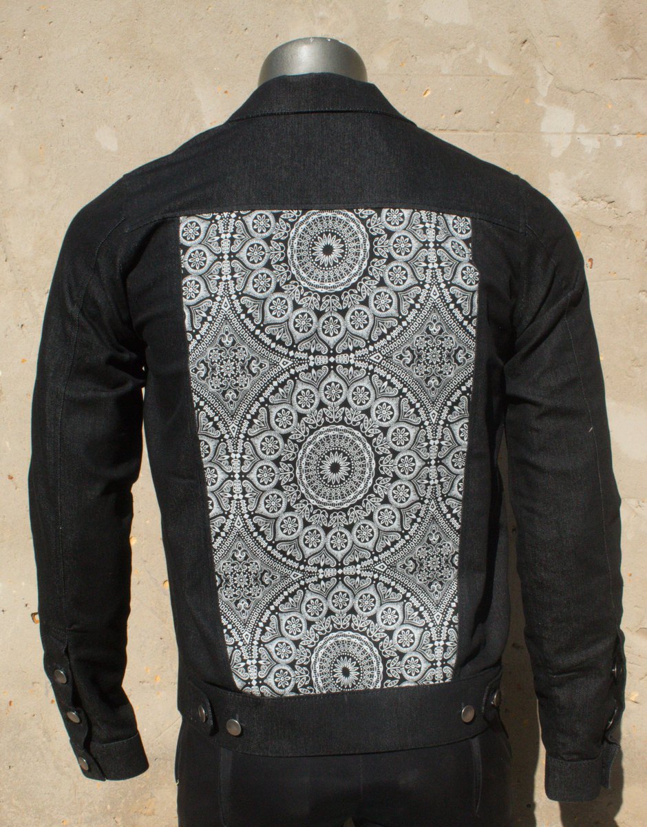 ModisaDesigns's tweet image. Purchase this gorgeous back demin jacket with seshweshwe print for R850 and I will throw in a matching designer cap for free.

contact me on 0685593651 to place an order.

Ndlozi |Thuli |Du Pont | djsbu |Soweto | Sprinboks | Pretoria | Uncle Waffies |