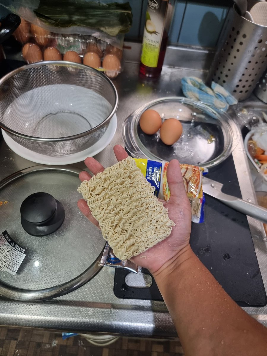 idhammer's tweet photo. Makin kecik megi ni woi. Kena masak tiga peket ke macamana ni? https://t.co/q2BGZsNFlr