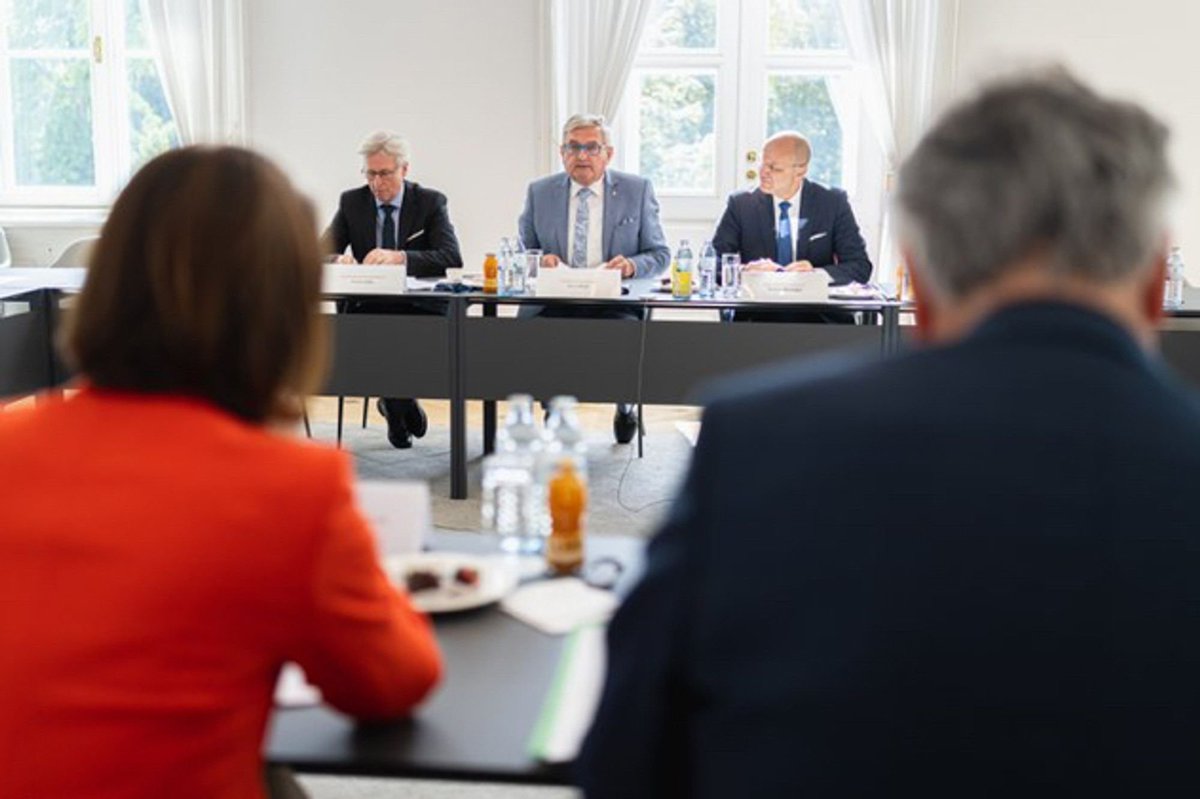 Der <a href="/BrianCSchmidt/">Brian Schmidt</a> weist drüben auf einen hübschen Zufall hin. Städtebund- Weninger und Gemeindebund-Riedl waren es, die gemeinsam für Städte und und Gemeinden das Informationsfreiheitsgesetz verhandelt haben.