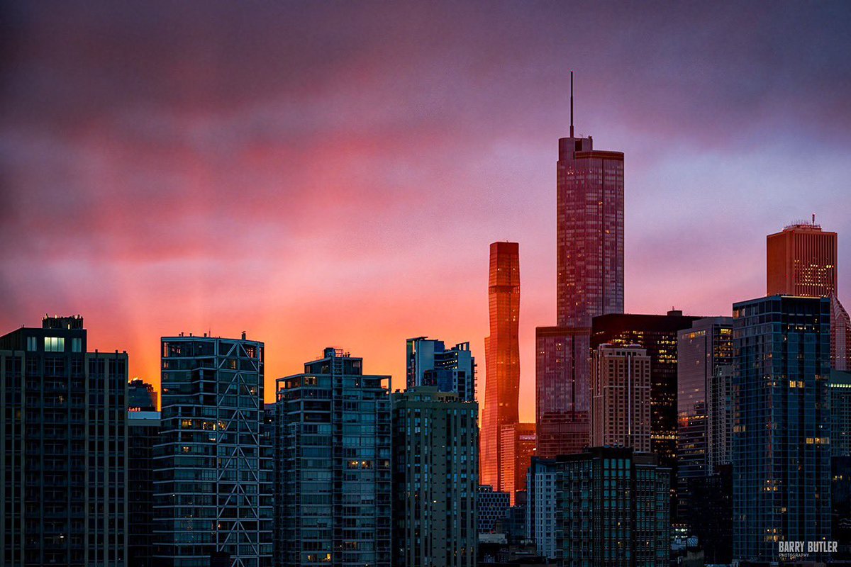Monday's brief moment of light.   Sunrise today in Chicago.  #weather #news #ilwx #chicago