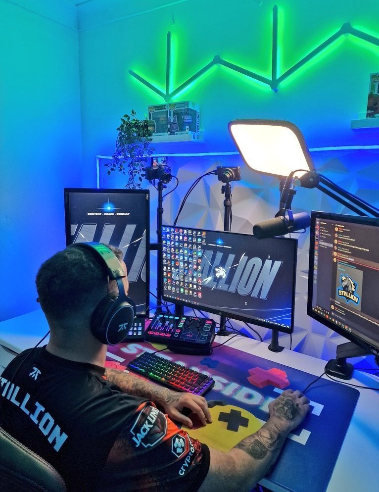 5 YEARS AGO TODAY I quit my job to pursue my dream 📈

Never did I think I'd get this far &amp; accomplish everything I have to this point.

Never forget where you started.

That's what makes me who i am today.

Happy 5 years 🍻