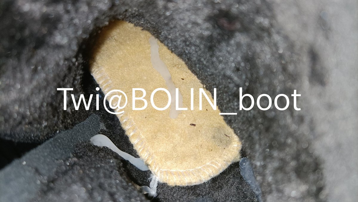 BOLIN_boot's tweet photo. 长靴来了！天气转凉的第一次胶靴子，上来就是女网红的朋友的皮靴，她朋友来过夜，趁晚上睡觉时间直接在拿着在房间门口一边听她们夜聊一边撸，直接爆射不摸匀 #扫楼 #打胶 #长靴 #射鞋 #恋足 #恋靴 #原味 #皮靴 #长筒靴 #骑士靴 #射靴 https://t.co/lg6JzAsrTe