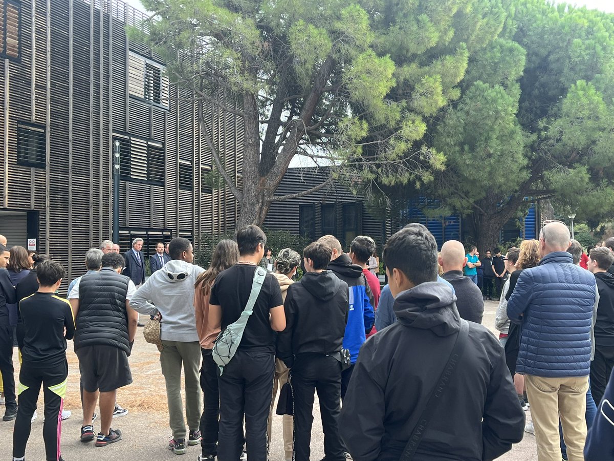 🕊️ Émotion, respect et recueillement au moment de rendre hommage à Dominique Bernard, au lycée C. Privat #Arles