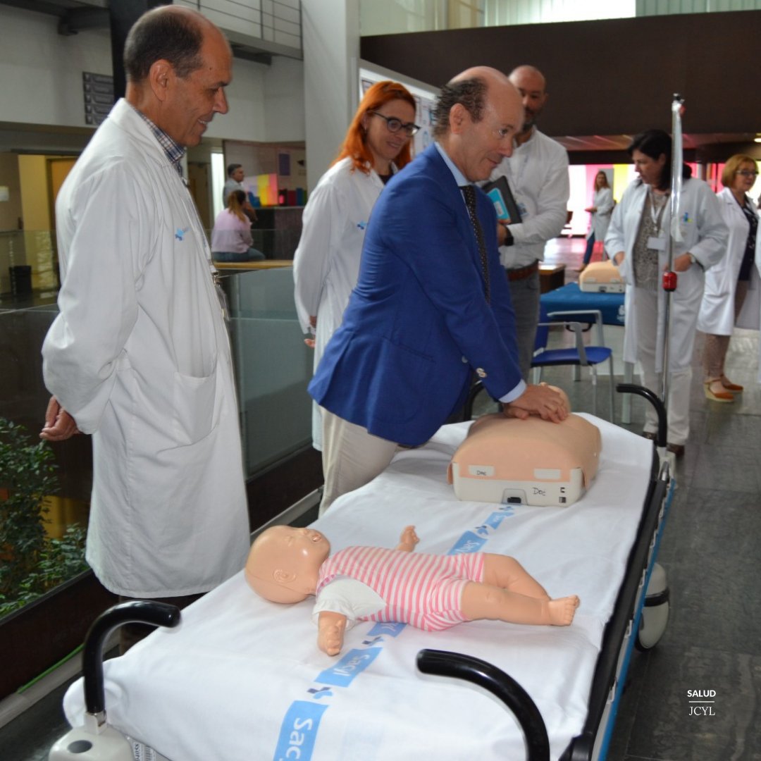Salud_JCYL's tweet photo. En el Día Mundial de la Reanimación Cardiopulmonar (RCP) en Castilla y León. El viceconsejero de Asistencia Sanitaria, Planificación y Resultados en Salud, ha estado en el Hospital Universitario Rio Hortega #HURH en #Valladolid practicando técnicas de #RCP. #JCyL #Sacyl https://t.co/Q5aJO6vypv
