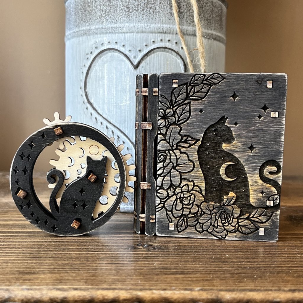 stephenswworks's tweet image. Looking for a cool combo?  Checkout my mini dice box and fidget combo. Comes with a free set of dice as well. 3 different themes.  #ttrpg #fidget #dicebox