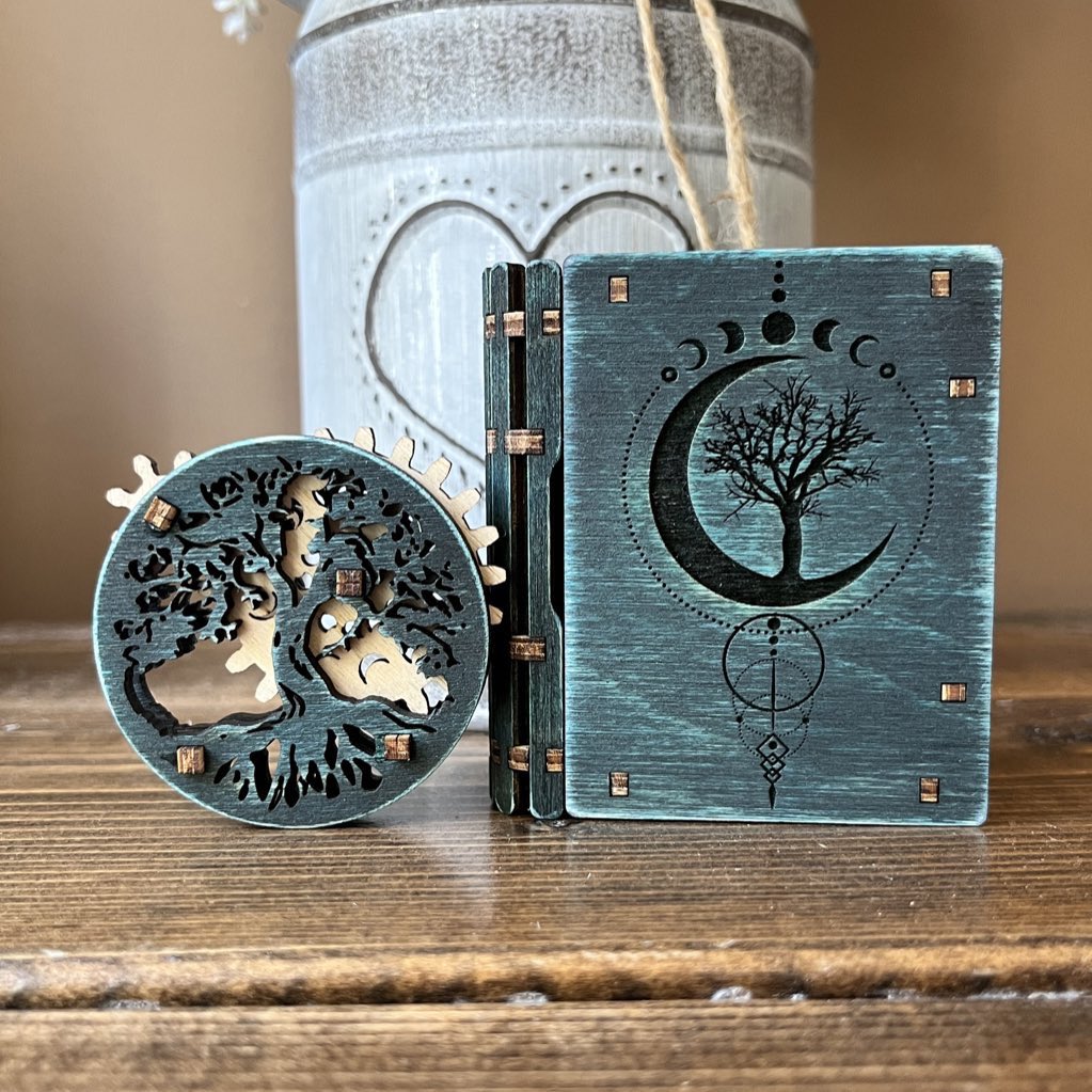 stephenswworks's tweet image. Looking for a cool combo?  Checkout my mini dice box and fidget combo. Comes with a free set of dice as well. 3 different themes.  #ttrpg #fidget #dicebox