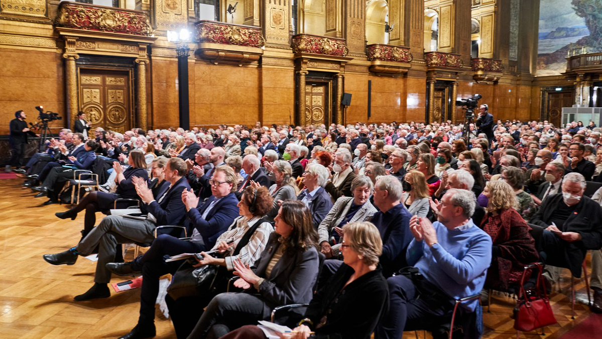 KoerberScience's tweet photo. Heute live: Senatsempfang der Hamburger #Horizonte23 mit Wissenschaftssenatorin @fegebanks @hh_bwfgb. Auf dem Podium: Moderatorin @LenaGanschow, Klimaforscher u Präsident @awhamburg Mojib Latif und Myriam Rapior, Biodiversitätsmanagerin @unihh u stellv. Vorsitzende des @bund_net. https://t.co/nobiQl2lGP