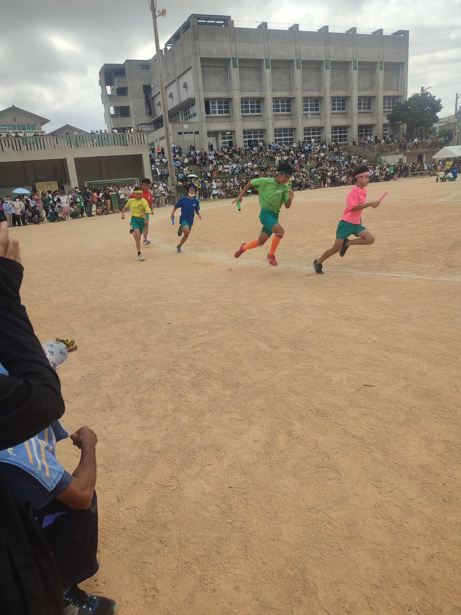 昨日は小学校の運動会に行ってきました。リレで一生懸命に走る姿や、途中でバトンを落とし、悔し涙を流しながら最後まで走り切る子の姿に感動したり。エイサーの一糸乱れない迫力に圧倒せれたり、子どもたちの成長を見ることができました。忘れかけていた「ひたむきさ」を思い出させて頂き感謝です(^^)