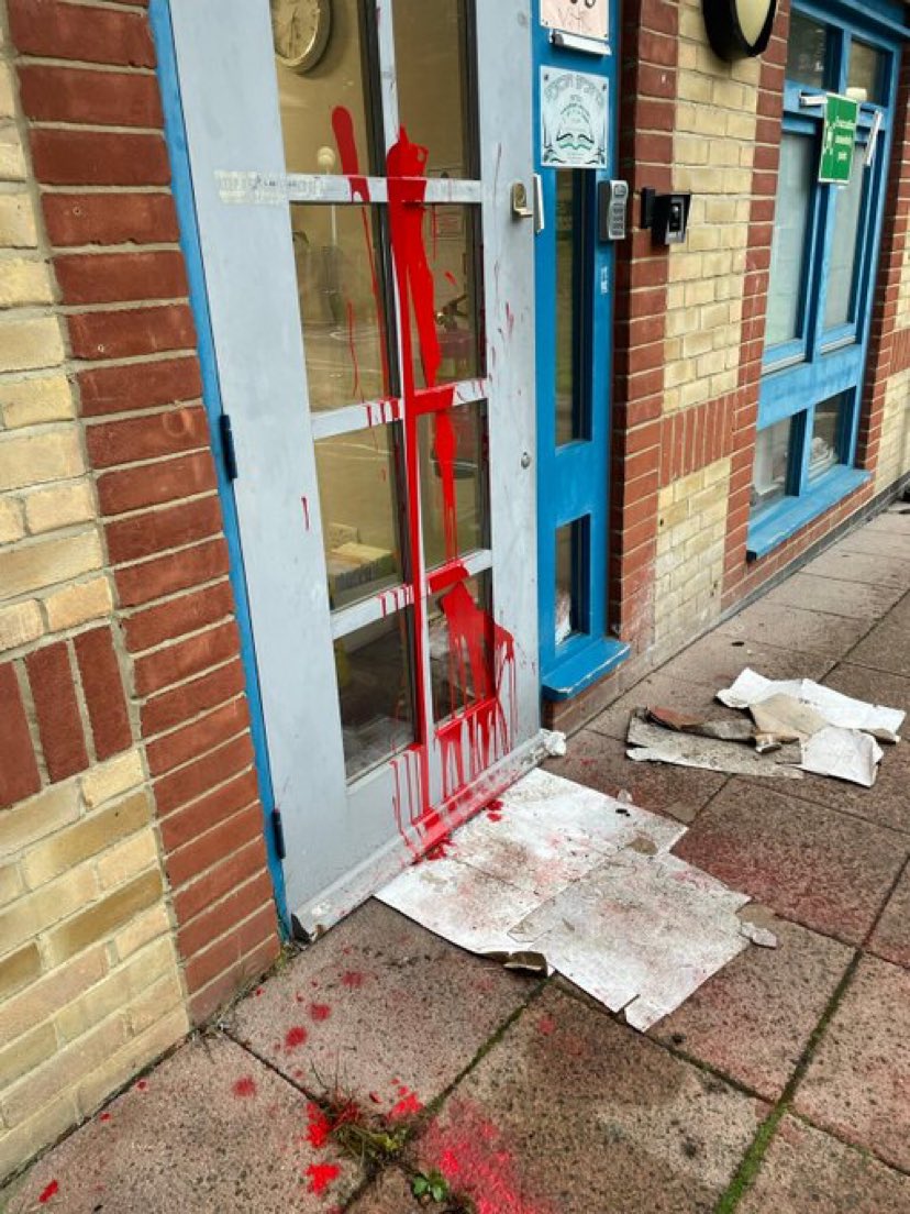 ArchRose90's tweet photo. Stamford Hill Jewish Primary School's was targeted and had red paint splattered over several doors and windows. 

Shouldn’t have to say this but Jewish children in Britain have nothing to do with the Israel/Palestine conflict. https://t.co/jdwThLWugC