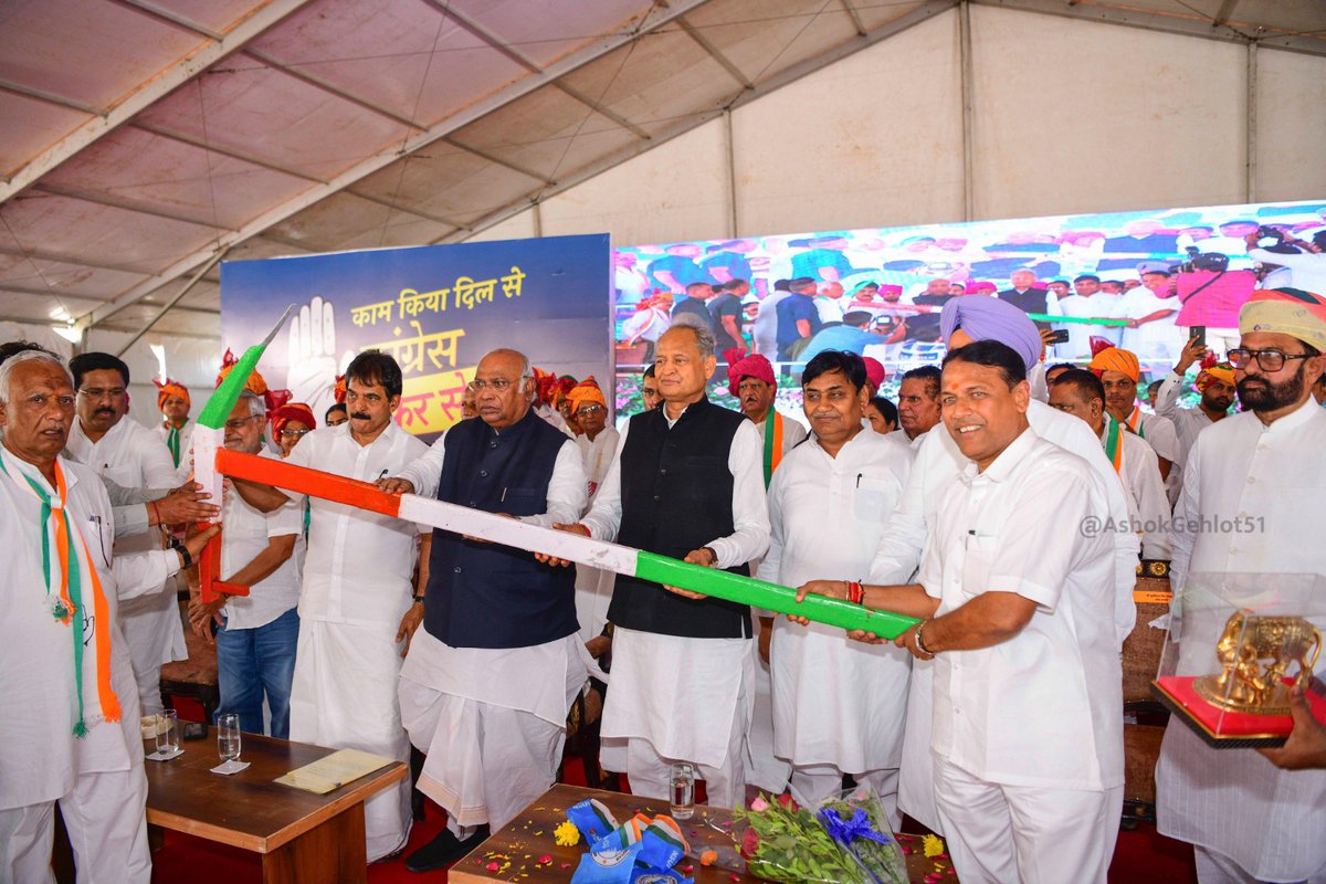 ashokgehlot51's tweet photo. हल, जल, पहल !

किसान के हल को जल से बल देने के लिए कांग्रेस अध्यक्ष श्री मल्लिकार्जुन खड़गे की गरिमामयी उपस्थिति में ईआरसीपी जन जागरण अभियान का शुभारंभ किया।

बारां ने पुष्पहार व जयकार के बीच नई जलधार की हुंकार का प्रसार किया।

@kharge https://t.co/NkPtR3ezdM