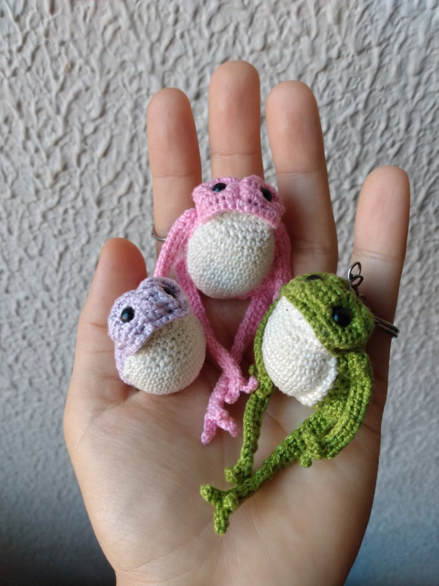 StephanyMegumi's tweet photo. Produção!
Vão ter de outras cores, o verdinho já tem dono 🐸❤️
#amigurumi #frogie #frog https://t.co/GzMq1dmakw