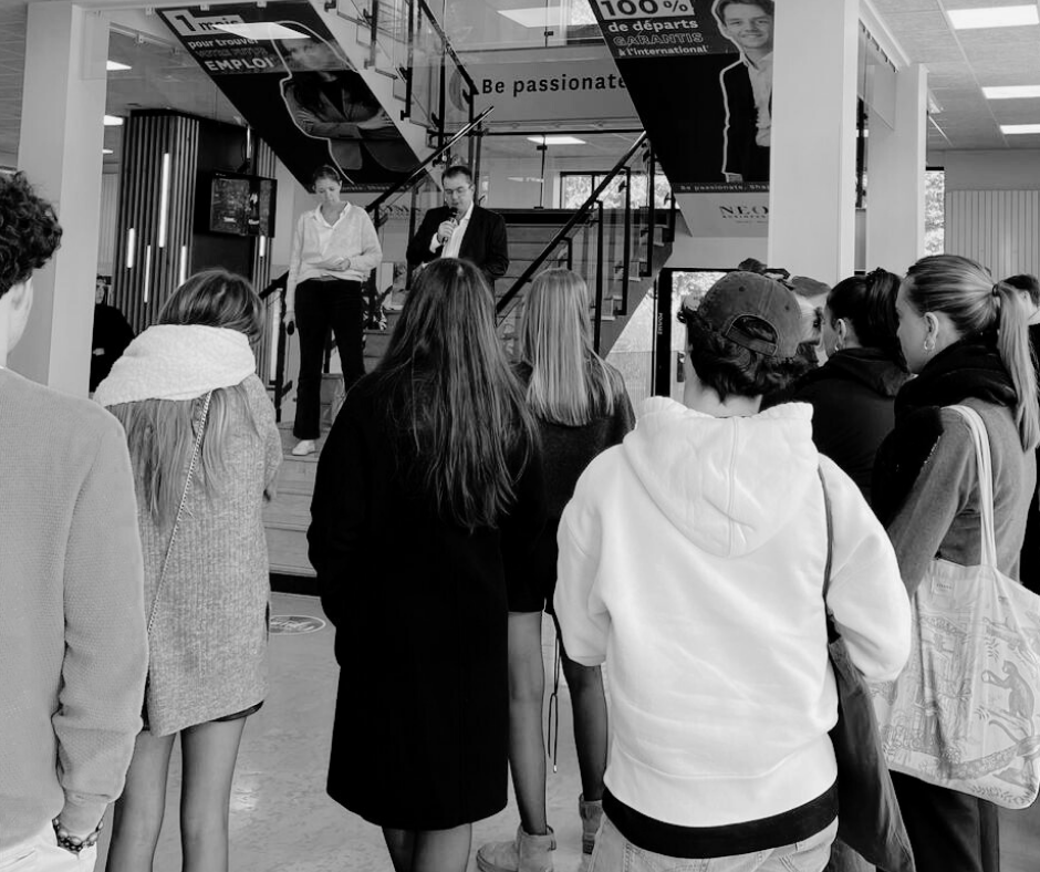 NEOMAbs's tweet image. Lors d’une minute de silence, les étudiants, professeurs et collaborateurs #NEOMAbs s’unissent pour rendre hommage à Dominique Bernard et aux victimes des attentats commis contre l’Ecole. 

Ensemble, défendons le droit de s’instruire et d’enseigner. 🕊️