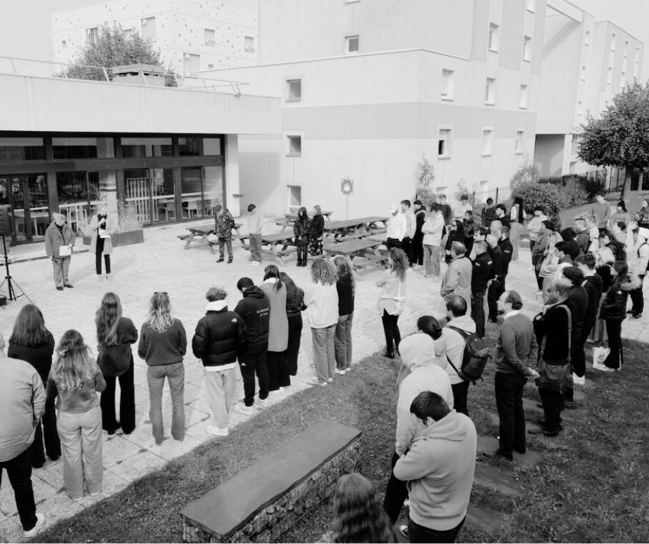 NEOMAbs's tweet image. Lors d’une minute de silence, les étudiants, professeurs et collaborateurs #NEOMAbs s’unissent pour rendre hommage à Dominique Bernard et aux victimes des attentats commis contre l’Ecole. 

Ensemble, défendons le droit de s’instruire et d’enseigner. 🕊️