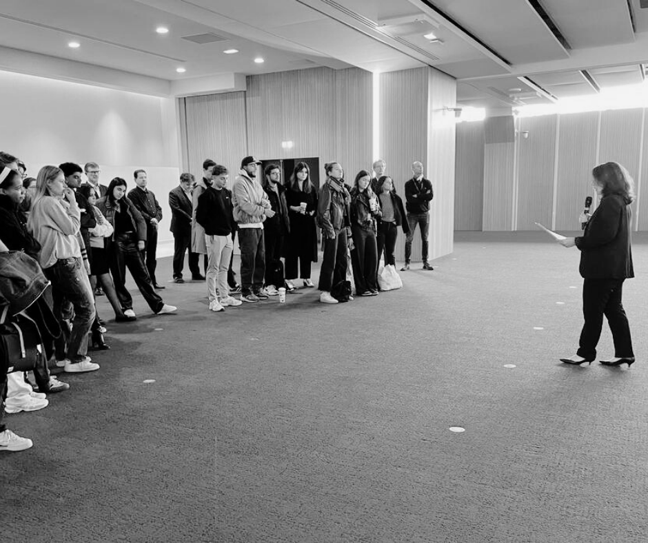 NEOMAbs's tweet image. Lors d’une minute de silence, les étudiants, professeurs et collaborateurs #NEOMAbs s’unissent pour rendre hommage à Dominique Bernard et aux victimes des attentats commis contre l’Ecole. 

Ensemble, défendons le droit de s’instruire et d’enseigner. 🕊️