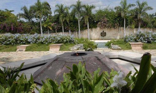 Homenaje en Santa Clara al Frente de Las Villas #CubaViveEnSuHistoria Unir sigue siendo la palabra de orden. Como nos enseñó José Martí, de amar las glorias pasadas se sacan fuerzas para adquirir las glorias nuevas.