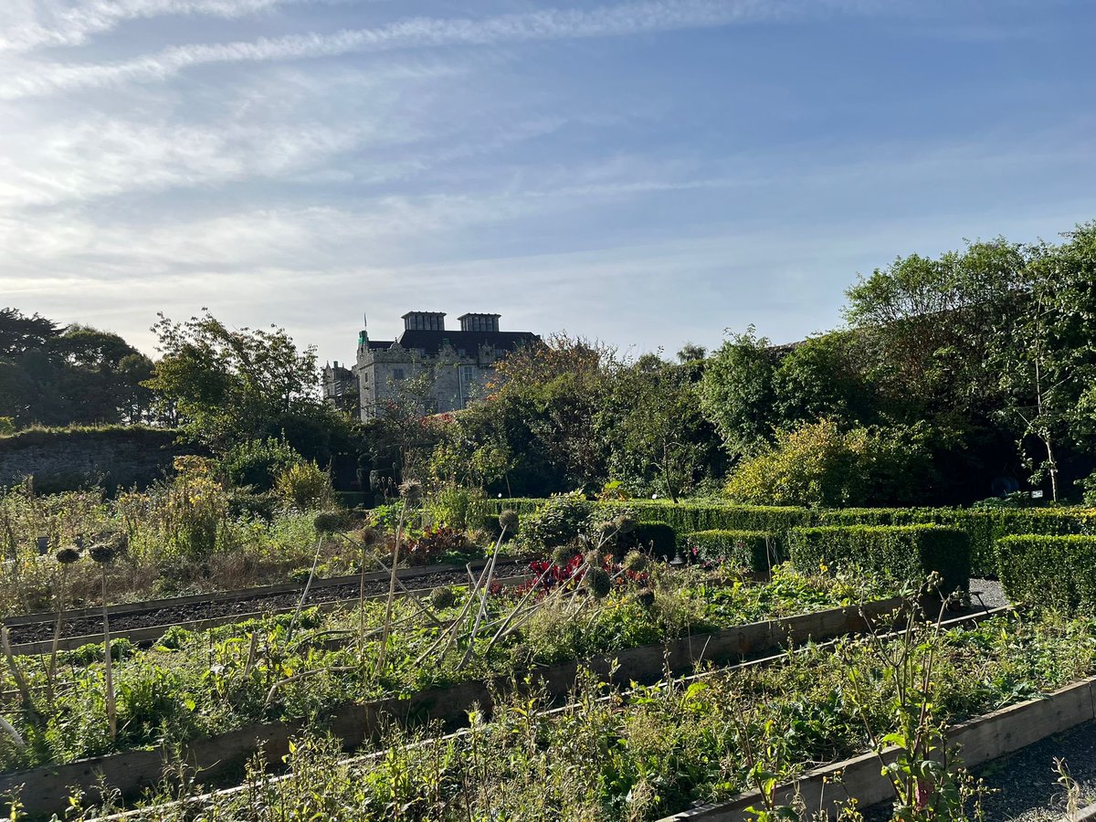 Hezké odpoledne všem cestovatelům. V dnešním irském okénku je Portumna Castle ve stejnojmenném městečku v hrabství Galway, který postavil na začátku 17. století Richard Burke, 4. hrabě z Clanricarde.