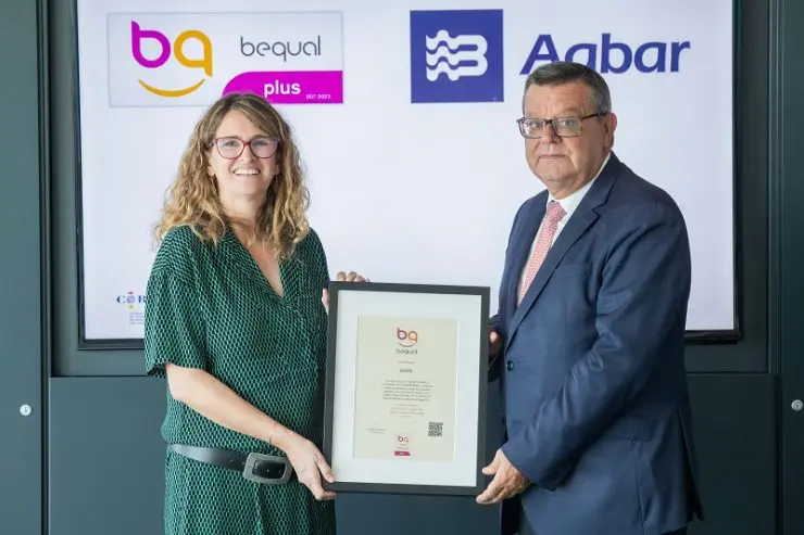 aigueshorta's tweet photo. En la entrega del sello #BequalPlus de @FBequal,  @dmeijide, directora de Equidad de @Agbar ha declarado que "las compañías debemos plantear nuestra estrategia atendiendo a nuestra relación con el medio ambiente y el entorno social"

Artículo completo ➡️ https://t.co/5C84nHzMZv https://t.co/fVhHg9zRsC