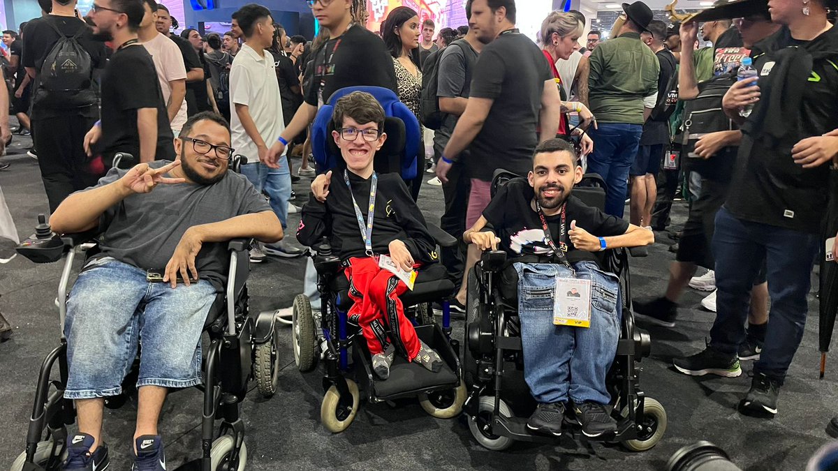 dizeritus's tweet image. Sobre BGS desse ano?

Foi muito legal pude ver amigos incríveis e ainda mais 

vi  marcas abrirem espaço pra comunidade e criadores de conteúdo pcd's.

Essa foto ta no meu top 3 melhores fotos da @BrasilGameShow 

bom demais encontrar meus amigos! @Machadinho_br    @FabricioSDW!