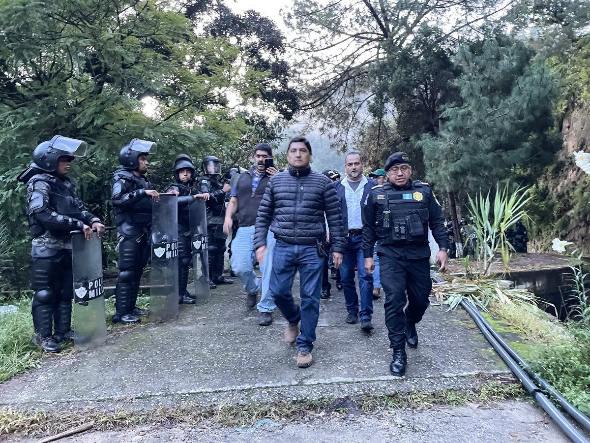 PNCdeGuatemala's tweet photo. Ahora
El Director General de PNC realiza  recorrido por las instalaciones de finca El Tesoro, Zaragoza, Chimaltenango, junto a personal de EMPAGUA y mandos de Policía   Nacional Civil, para la entrega lugar. https://t.co/s2GWFFKdso