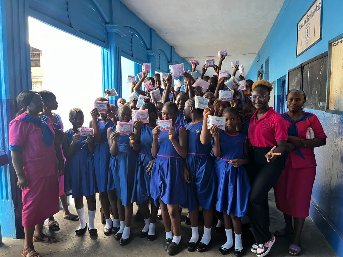 For this years #internationaldayofthegirl  themed “Girls’ Rights: Our Leadership & Wellbeing”, @uman4uman spent some time with the girls at St. Anne’s Primary School, Freetown. We did a workshop menstrual health for both the girls and teachers.