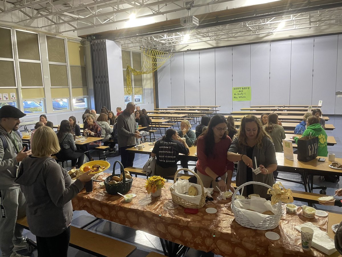 Michelle22669's tweet photo. Celebrating  Boss’s Day with the best of the best with our Lincoln Family @LincolnSchool8 #lncproud #weareoneedison https://t.co/5cAFCvxXms