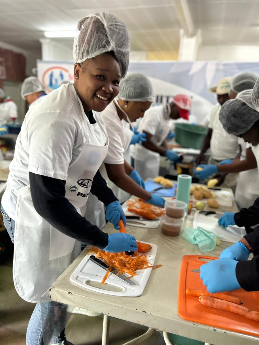 mowcs_sa's tweet photo. Bloemfontein has come online with @PepsiCo preparing 500 delicious meals to help end hunger on #WorldFoodDay2023 

#zerohunger 
#charityinmotion #delivering #foodsercurity 
#WorldFoodDay #sustainableagriculture 
#mealsonwheels #globalfoodchallenge #NutritionForAll
#hope #transforminglives #endhunger