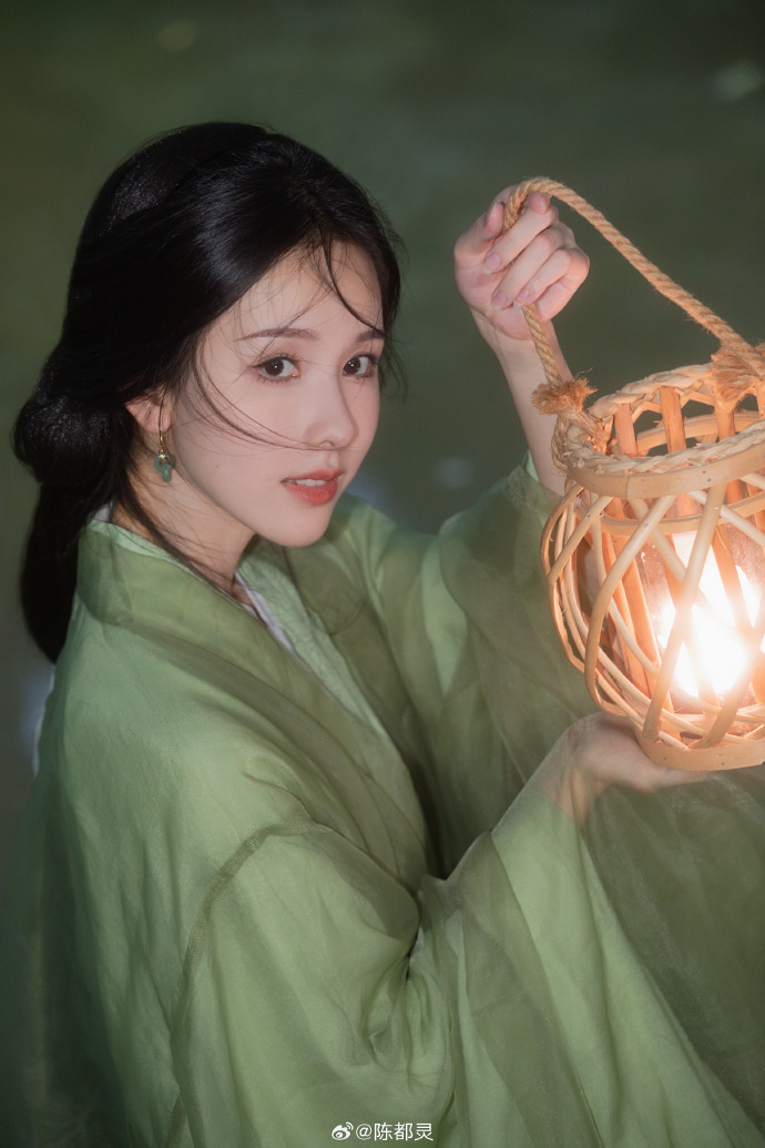 EntTofu's tweet photo. #ChenDuLing is looking flawless in the photos updated on her Weibo: "Among the mountains, forests and green fields🍃"

#陈都灵
Source: https://t.co/hvtN8V9uA4 https://t.co/FXd3CidOcI