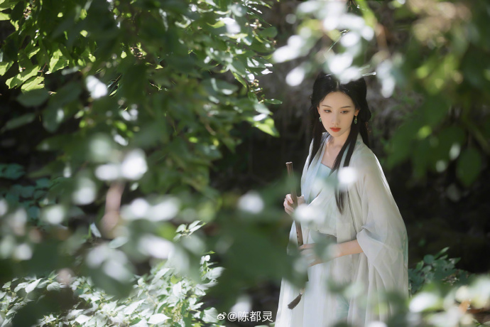 EntTofu's tweet photo. #ChenDuLing is looking flawless in the photos updated on her Weibo: "Among the mountains, forests and green fields🍃"

#陈都灵
Source: https://t.co/hvtN8V9uA4 https://t.co/FXd3CidOcI