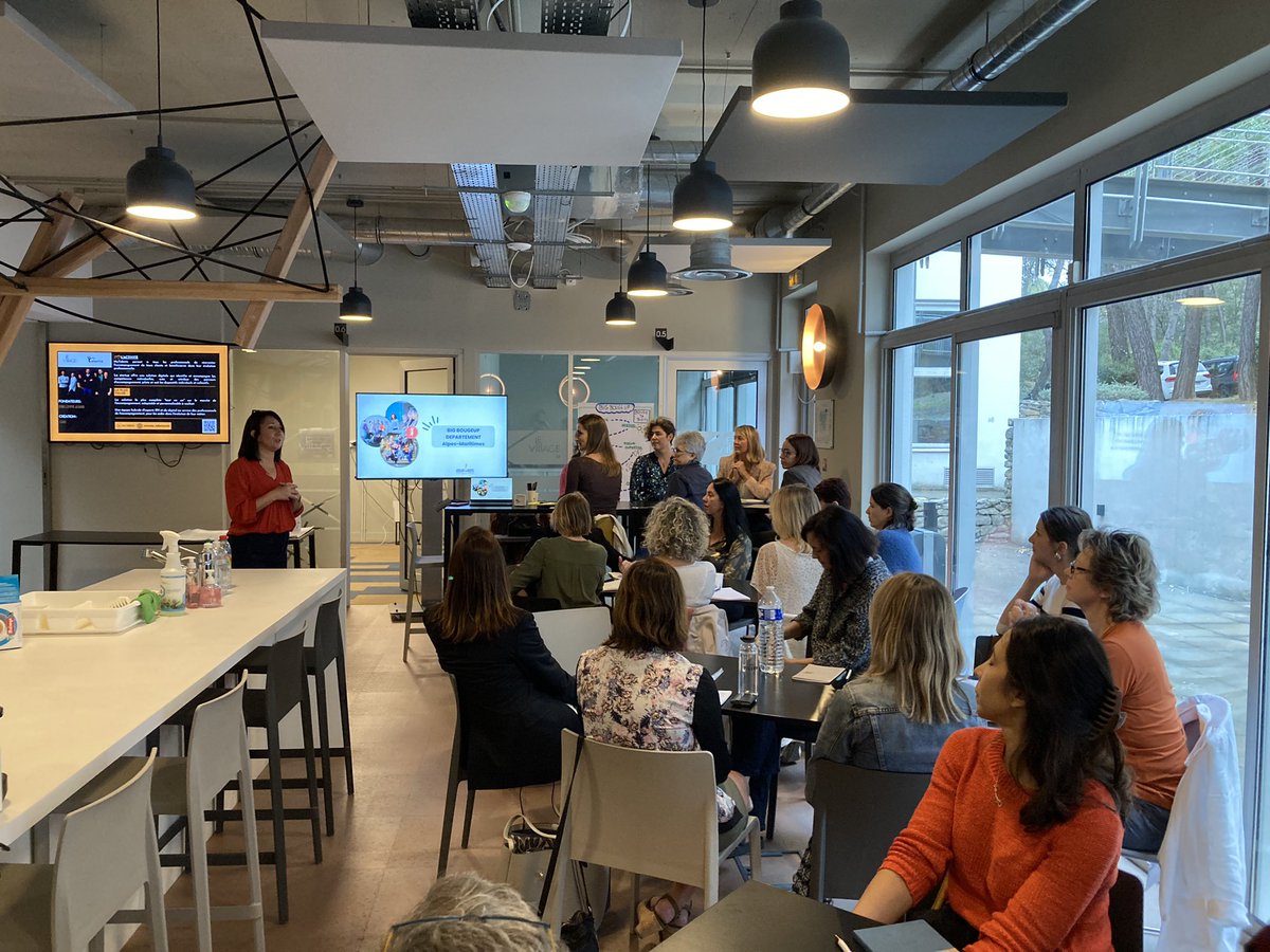 villageCASophia's tweet photo. Cercle départemental @BougeTaBoite avec des entrepreneures motivées ce matin au Village 💥 

#evenement #entrepreneure https://t.co/hN2QN03DBE