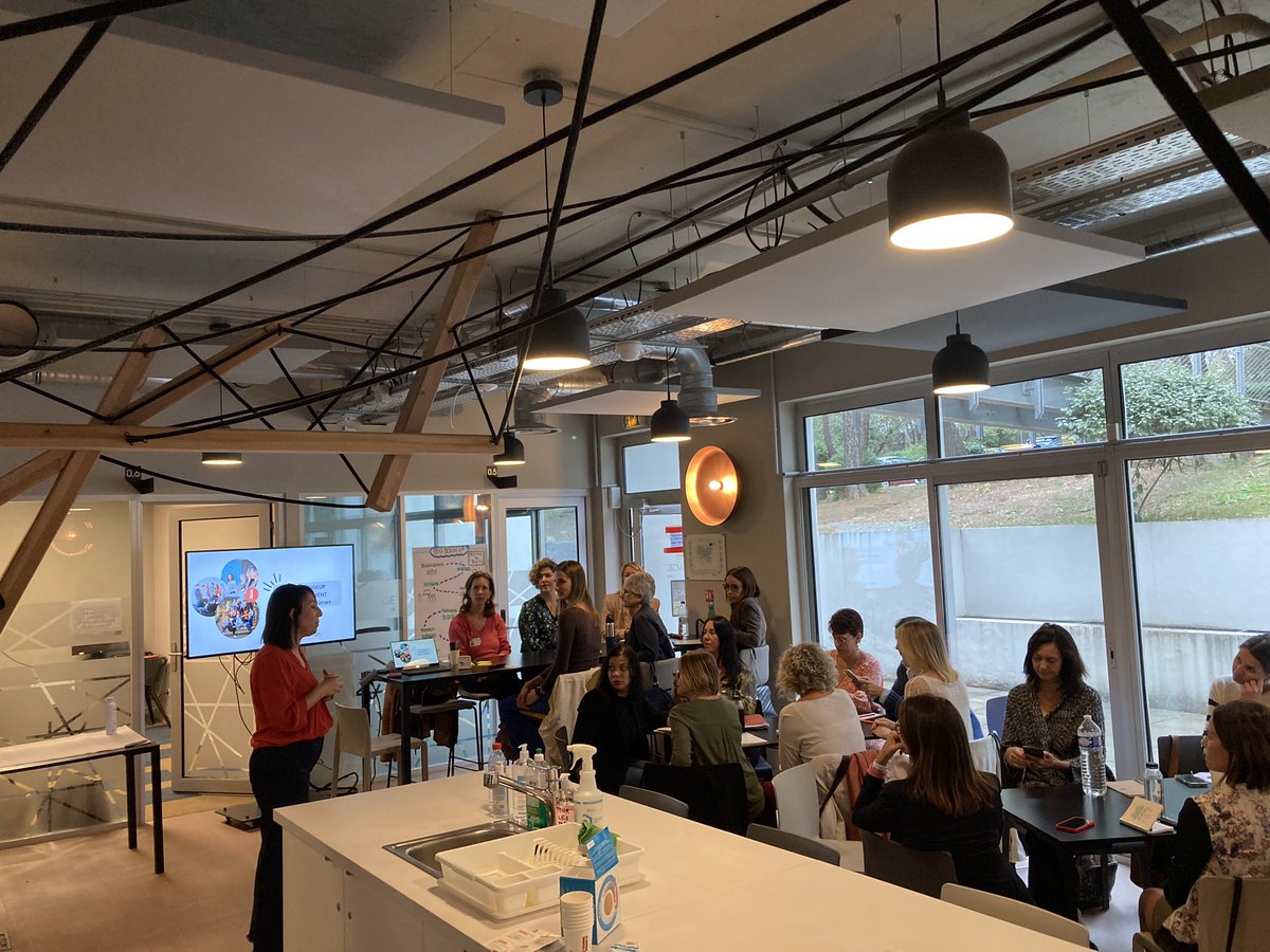 villageCASophia's tweet photo. Cercle départemental @BougeTaBoite avec des entrepreneures motivées ce matin au Village 💥 

#evenement #entrepreneure https://t.co/hN2QN03DBE