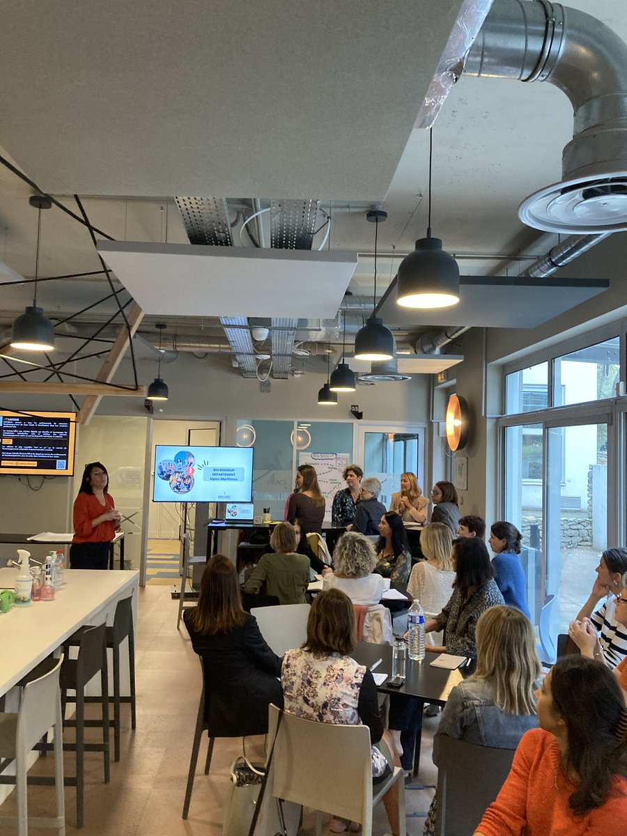villageCASophia's tweet photo. Cercle départemental @BougeTaBoite avec des entrepreneures motivées ce matin au Village 💥 

#evenement #entrepreneure https://t.co/hN2QN03DBE