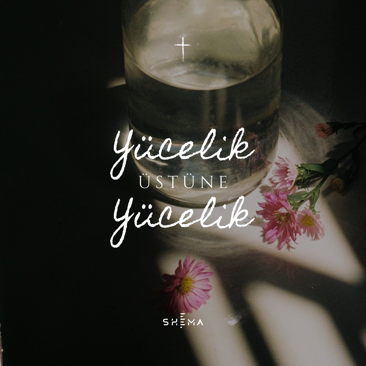 Ve biz hepimiz peçesiz yüzle Rab'bin yüceliğini görerek yücelik üstüne yücelikle O'na benzer olmak üzere değiştiriliyoruz. Bu da Ruh olan Rab sayesinde oluyor.”
2.KORİNTLİLER 3:18