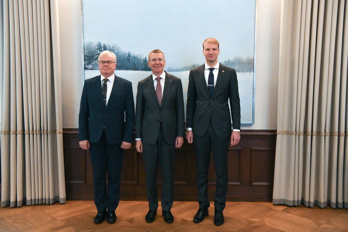 Rigas_pils's tweet photo. Valsts prezidents @edgarsrinkevics sarunā ar klimata un enerģētikas ministru @Kaspars_Melnis_ vērš uzmanību uz kritiskās infrastruktūras ievainojamības un ar to saistīto risku apzināšanu un mazināšanu.

ℹ️ Vairāk par tikšanās laikā pārrunāto: https://t.co/u6CnoWd1Om https://t.co/wkvb1XAt6N